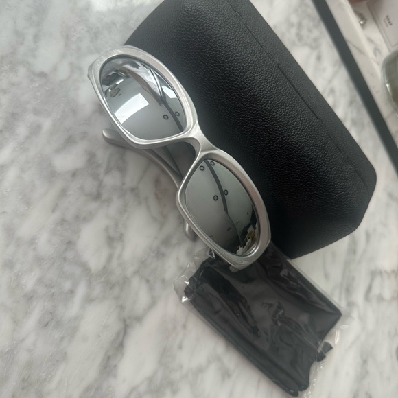 BALENCIAGA SWIFT OVAL SUNGLASSES IN SILVER as seen on Kim K - Picture 7 of 8